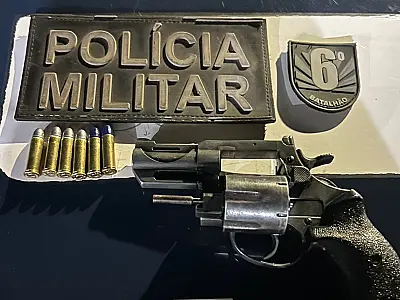 Mulher ameaça filho adolescente e é presa por porte ilegal de arma