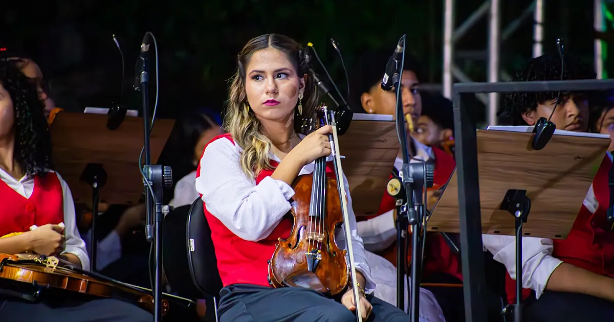 Bolsa de estudos e venda de doces garante violino de luthier à jovem violinista de Corumbá