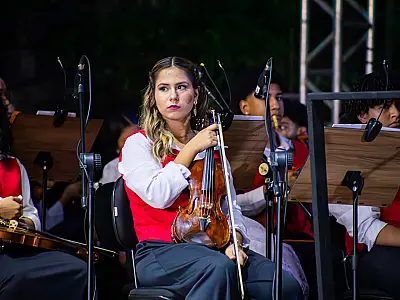 Bolsa de estudos e venda de doces garante violino de luthier à jovem violinista de Corumbá