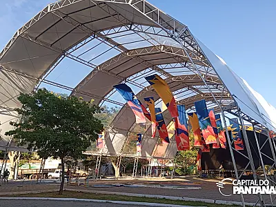 Mais de 100 operários trabalham na montagem dos sete palcos do FAS 2025