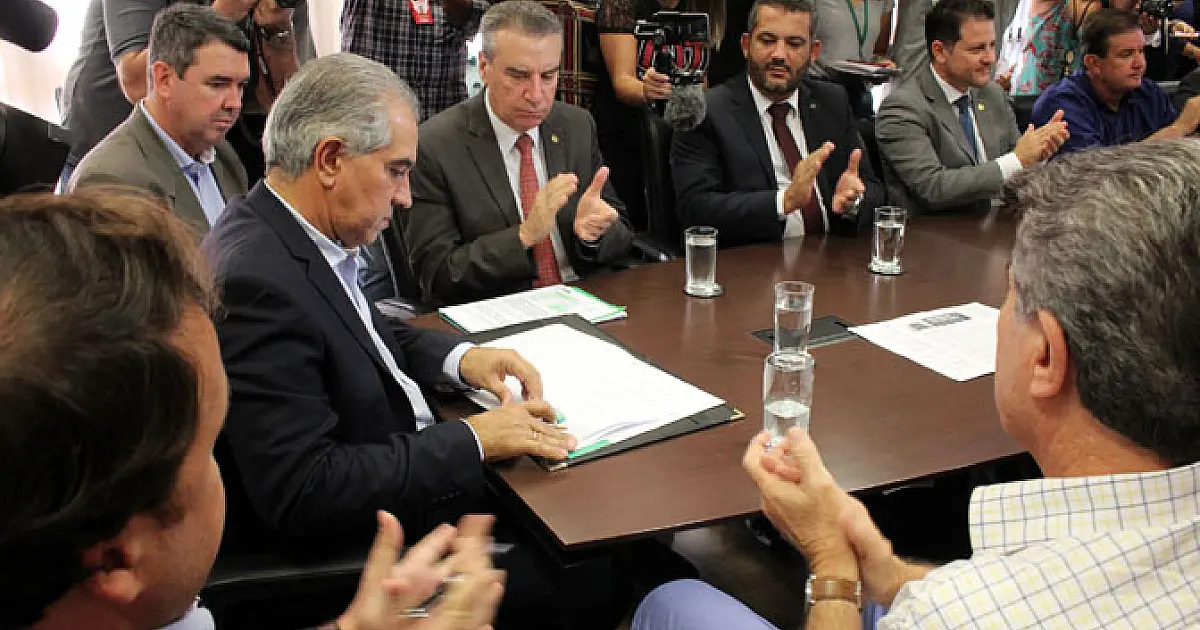 Azambuja assina decreto que incentiva ampliação de voos e redução de preço das passagens em MS