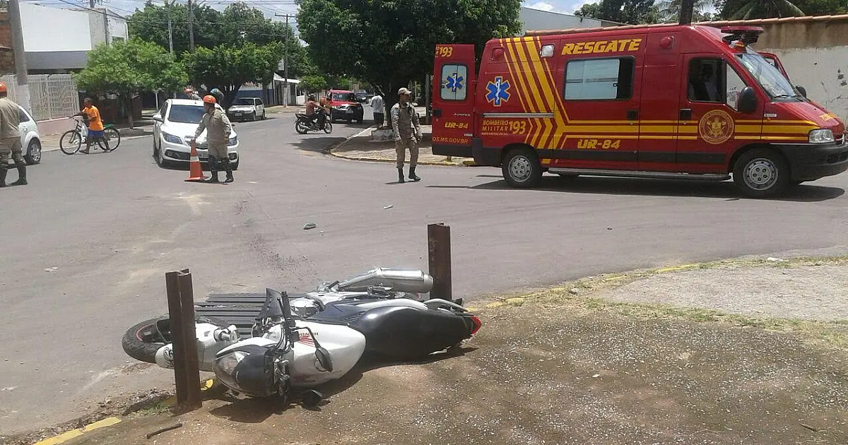 Motociclista é socorrido com suspeita de fratura no joelho