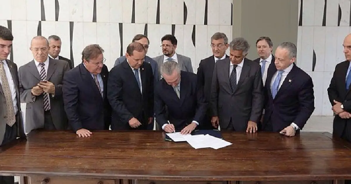 Sem pompa, Temer é notificado, assume a Presidência e anuncia ministros