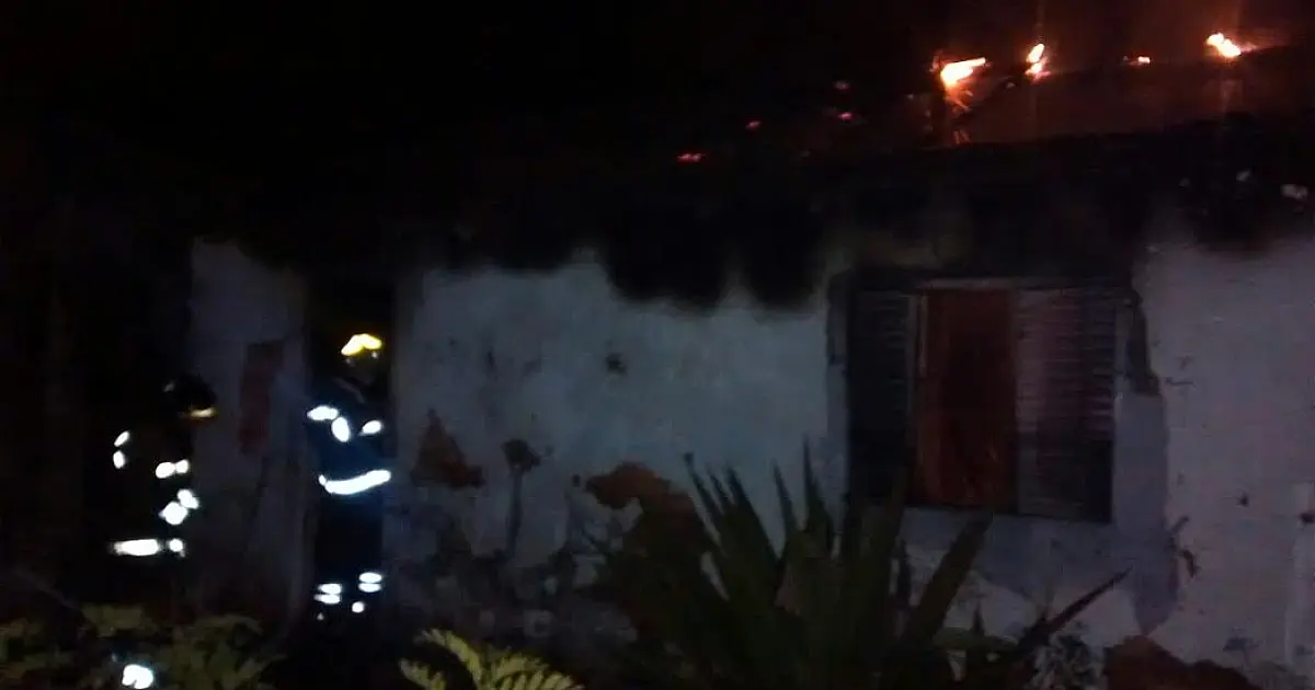 Casa é destruída pelo fogo no Dom Bosco
