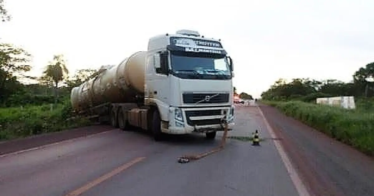 Carreta bitrem faz conversão, quase tomba e interdita BR 262