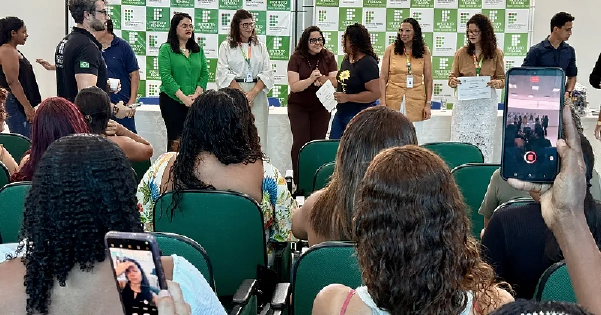 Moradores de Ladário recebem certificados de curso de cabeleireiro do IFMS