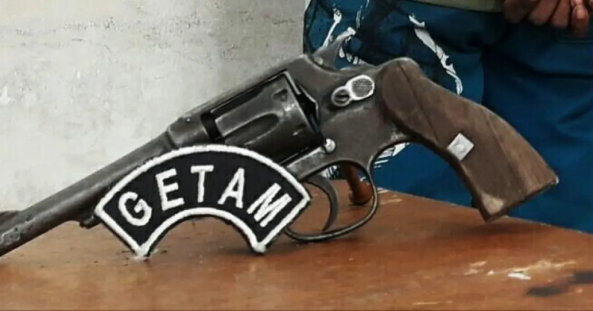 Homem é preso com revólver e material para preparar maconha