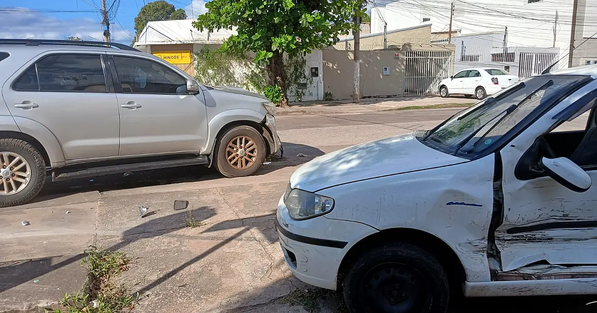 Colisão entre carros deixa condutora de 20 anos ferida