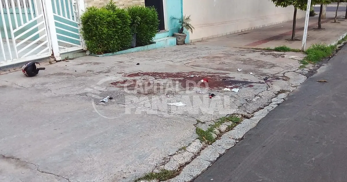 Homem é esfaqueado em tabacaria no centro