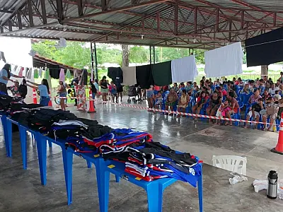 "Varal Solidário" distribuiu roupas e kits de alimentos para famílias em Ladário