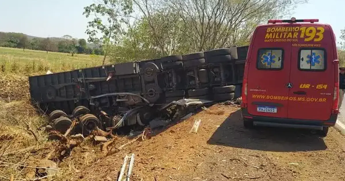 Caminhoneiro morre após carreta tombar na BR-262