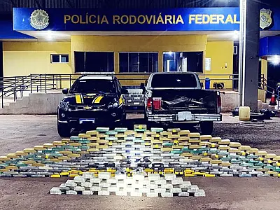 PRF apreende 295 kg de drogas e armas em abordagem na BR-262
