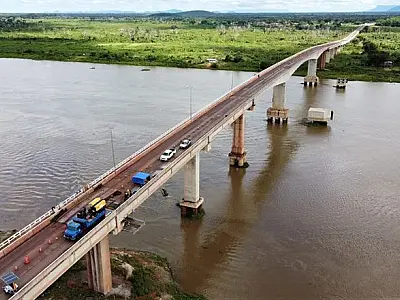 Deputado pede reparo urgente em ponte com buracos e vergalhões expostos