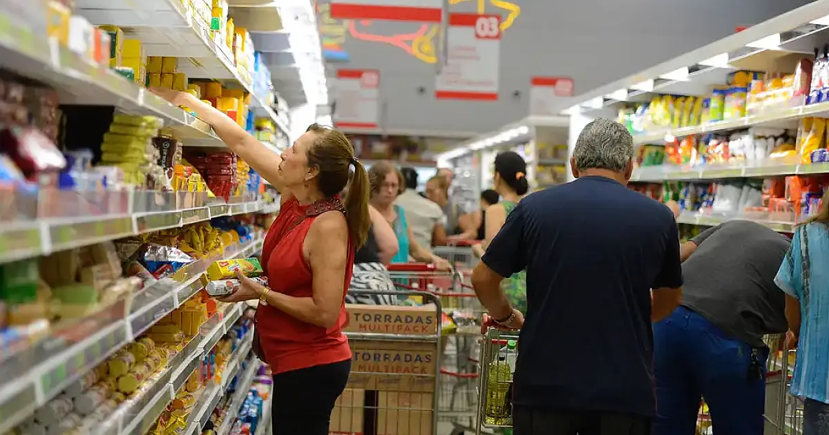 Comércio tem queda de 0,4% em abril, depois de três altas