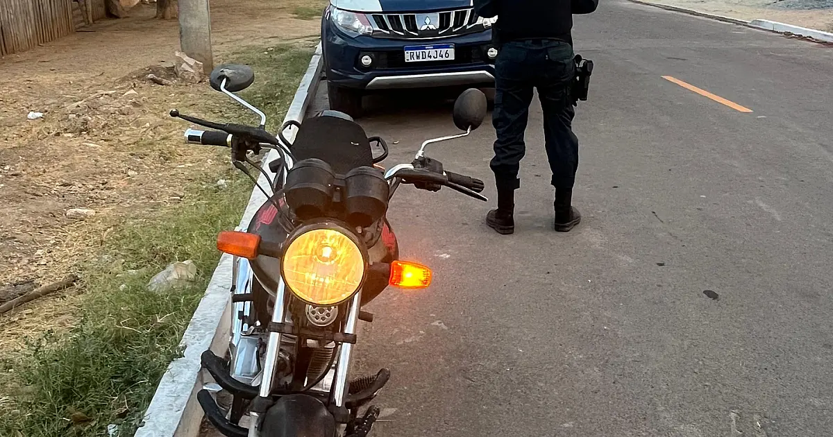 Moto furtada na madrugada é recuperada em terreno baldio de Corumbá