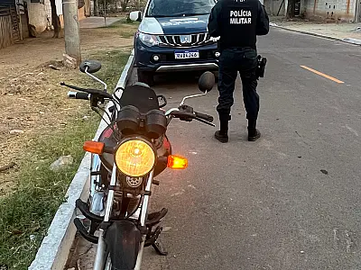 Moto furtada na madrugada é recuperada em terreno baldio de Corumbá