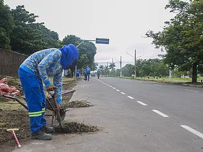 Campanha de limpeza de ruas, praças e terrenos prossegue em quatro regiões de Corumbá