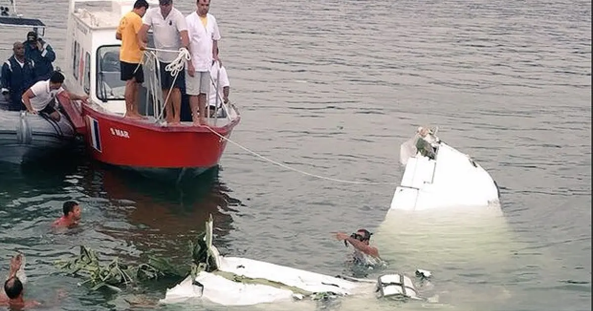 Destroços do avião que caiu em Paraty são resgatados e seguem para Angra