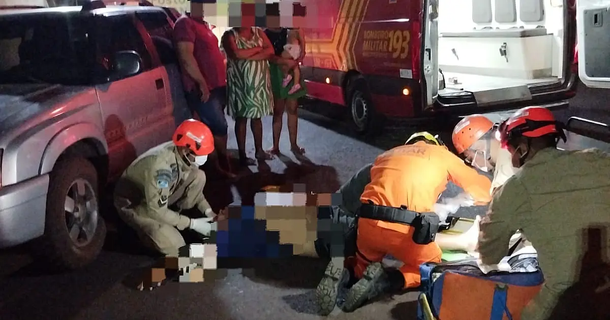 Motociclista choca em traseira de carro estacionado no bairro Maria Leite