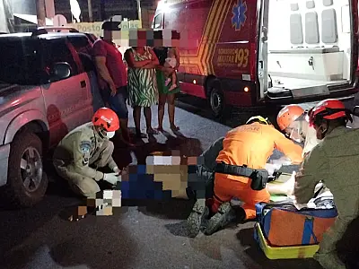 Motociclista choca em traseira de carro estacionado no bairro Maria Leite