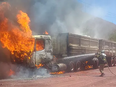 Carreta pega fogo na Estrada Vermelha e motorista sai ileso em Corumbá