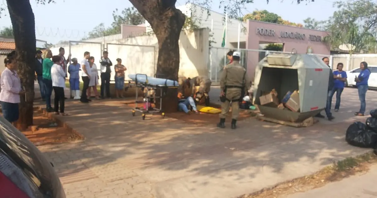 Motociclista perde o controle e colide contra muro