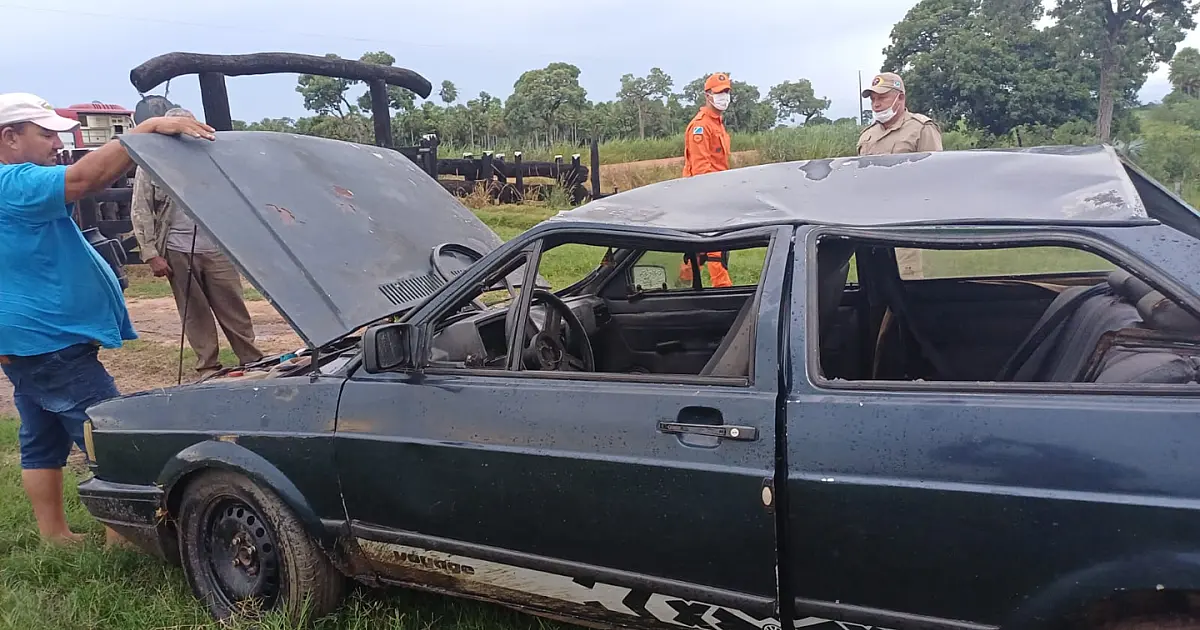 Capotamento na Estrada Parque deixa dois homens feridos