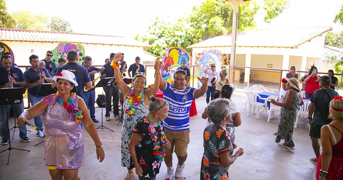 Carnaval anima idosos em almoço festivo no CCI