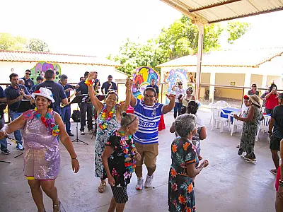 Carnaval anima idosos em almoço festivo no CCI