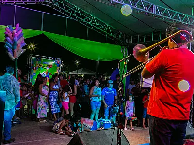 Chuva não atrapalha e Folia nos Bairros abre programação pré-carnaval em Corumbá