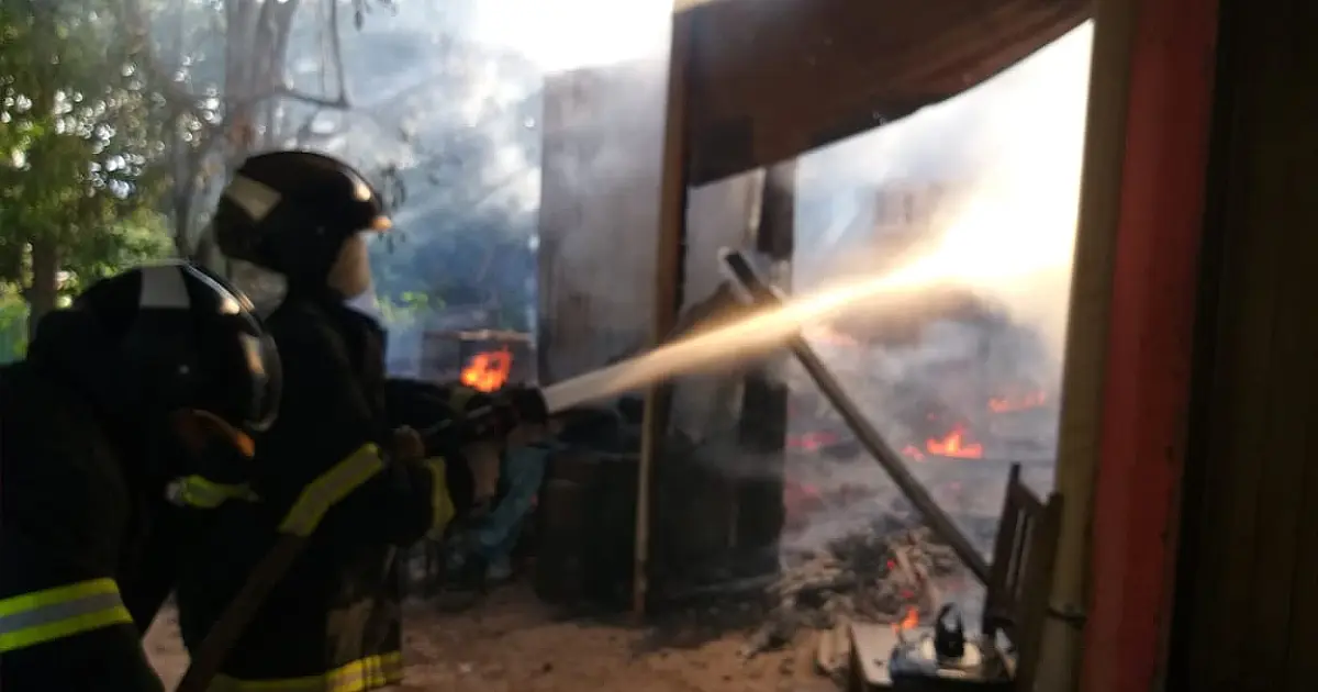 Bombeiros combatem incêndio em residência no Cristo Redentor