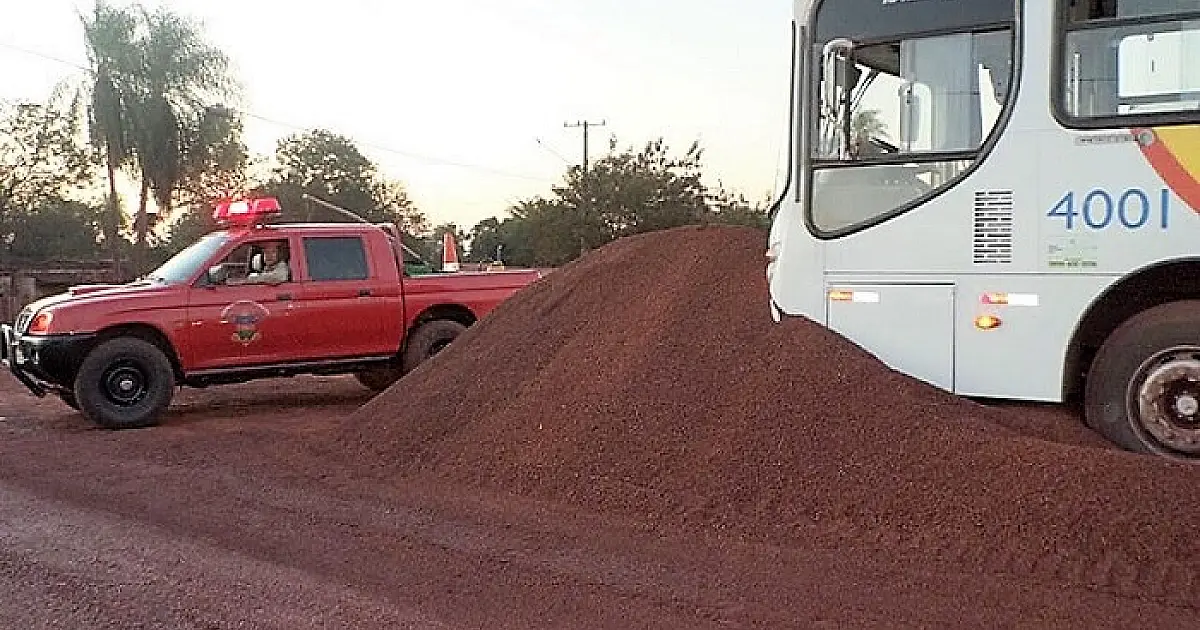 Colisão de ônibus com  minério de ferro faz seis vítimas em Ladário