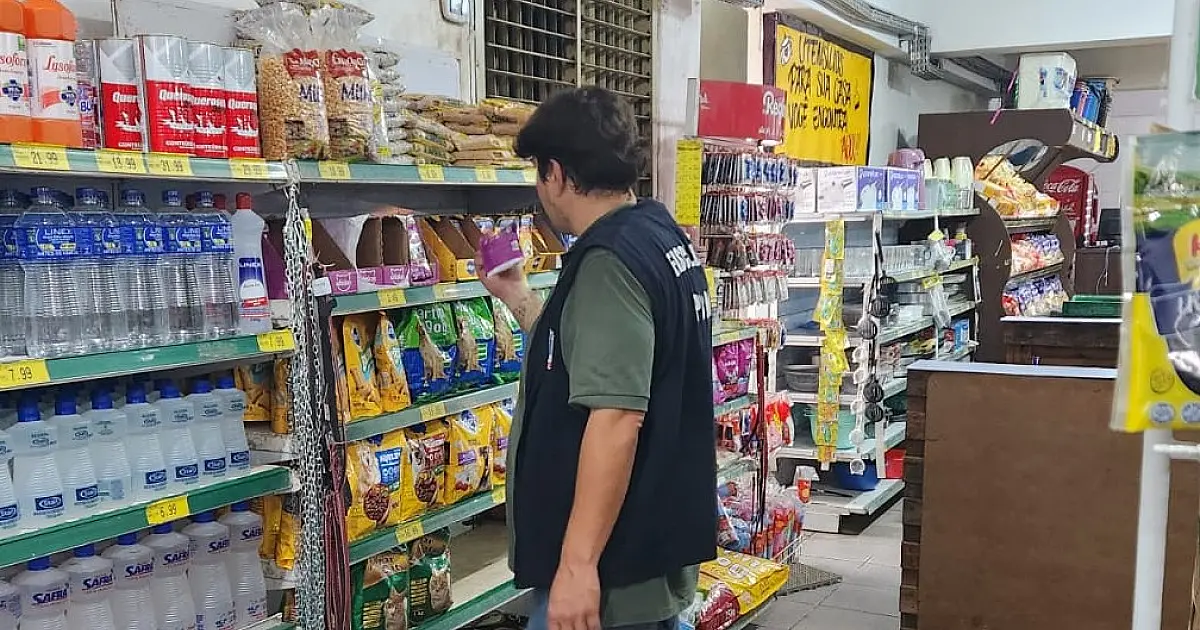 Mercado de Corumbá é autuado por vender produtos fora da validade