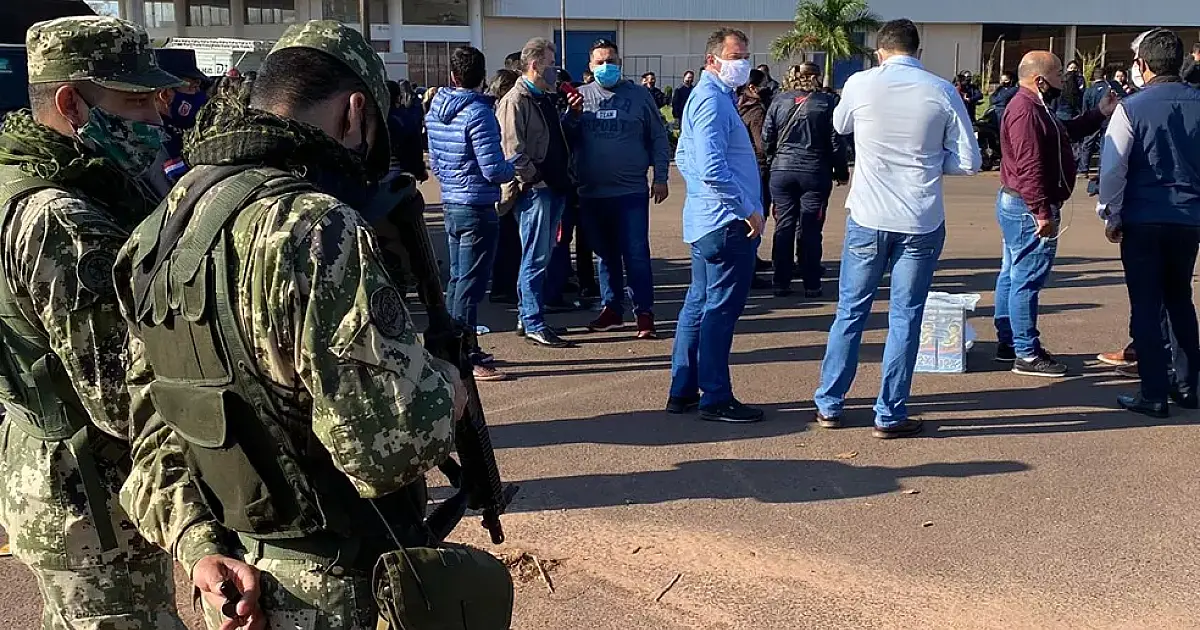 Comerciantes paraguaios protestam pela abertura da fronteira com o Brasil
