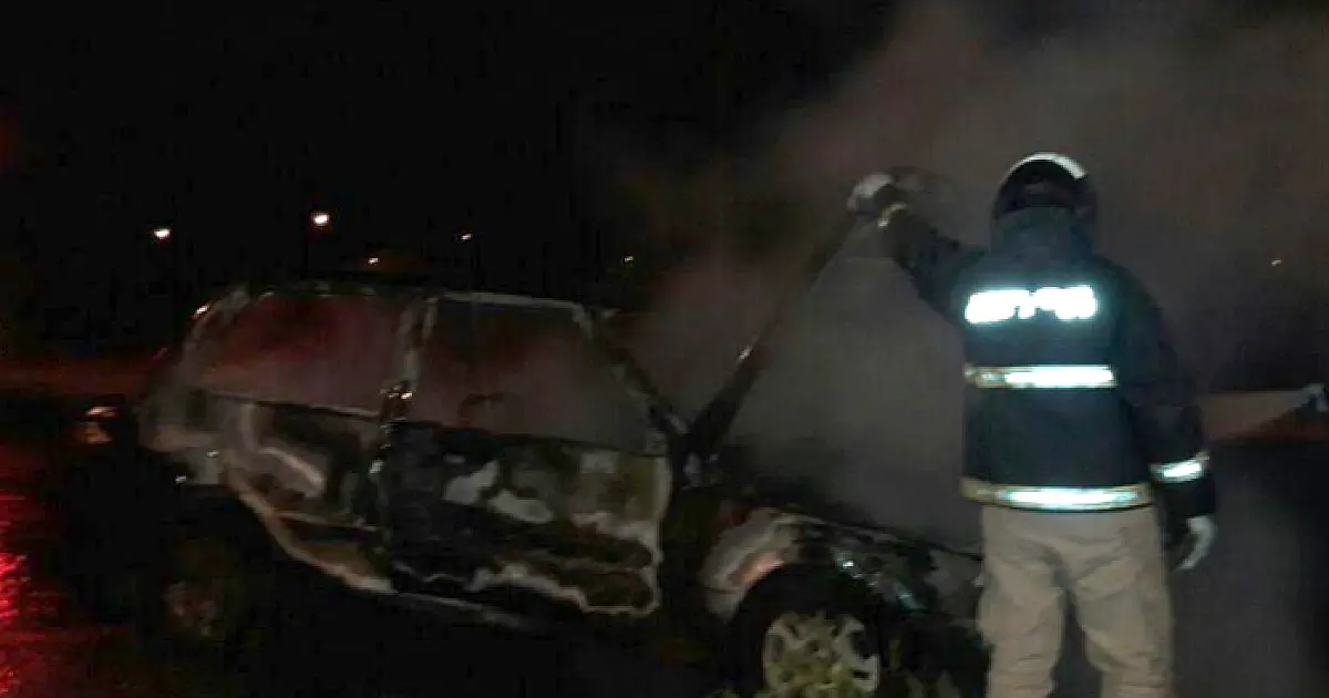 Carro pega fogo em movimento próximo ao anel viário de Corumbá