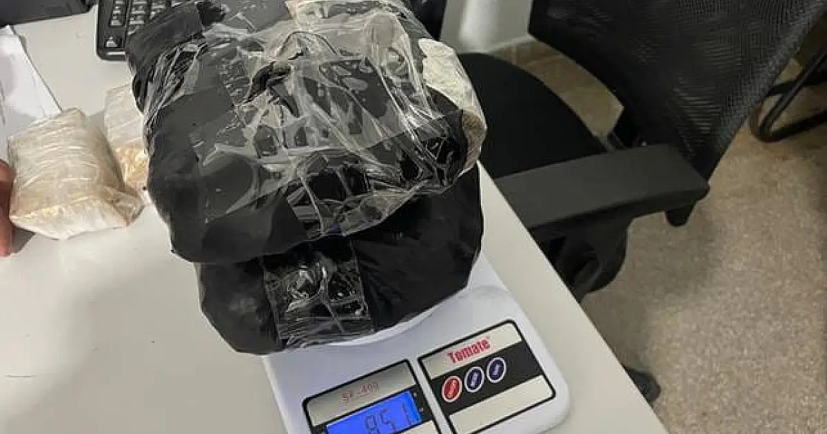 Jovem de 19 anos é presa com mais de 17 kg de drogas presas ao corpo