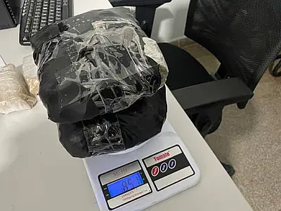 Jovem de 19 anos é presa com mais de 17 kg de drogas presas ao corpo