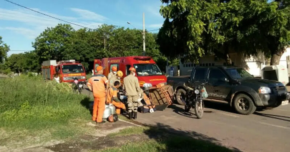 Motociclista sofre colisão e fica com ferimentos nos braços e pernas