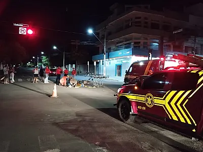 Motociclista fica ferida em colisão com carro em cruzamento no centro de Corumbá