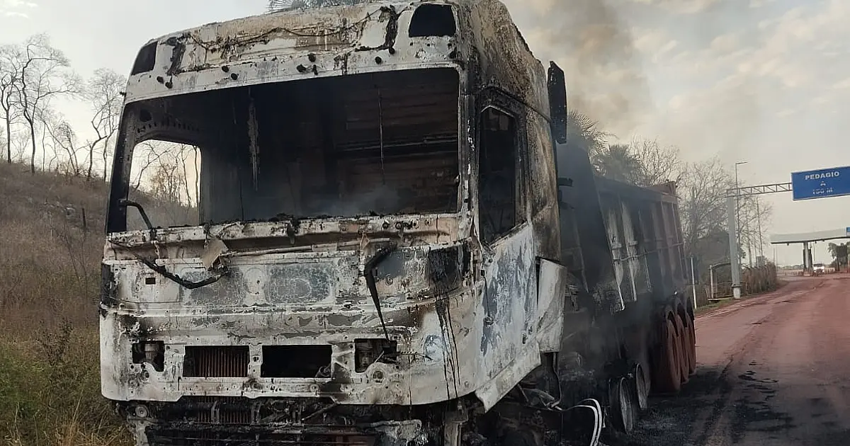 Caminhão de minério sofre perda total em incêndio na BR 262