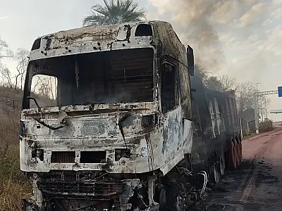 Caminhão de minério sofre perda total em incêndio na BR 262