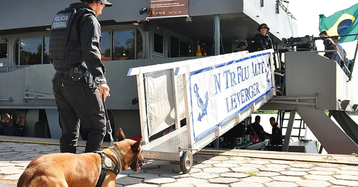 Cão farejador reforça combate ao narcotráfico no Rio Paraguai
