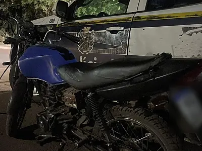 Pane em motocicleta furtada impede assalto e ladrões fogem à pé