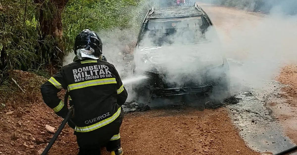 Pane no motor foi a causa do incêndio que destruiu carro na estrada da Codrasa