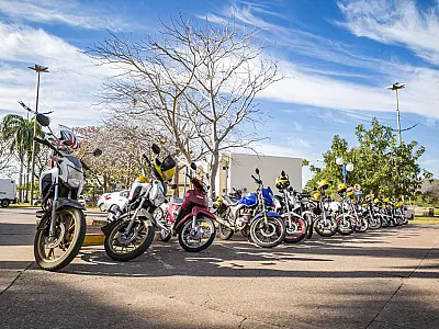 Ação em Corumbá alerta motociclistas sobre perigos do cerol e linhas cortantes