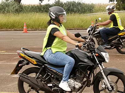 Bombeiros e Detran-MS lançam curso de pilotagem segura para mulheres
