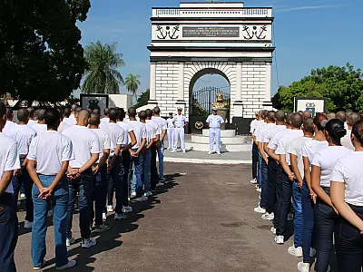 Primeira turma com marinheiras-recrutas é recebida no 6º Distrito Naval