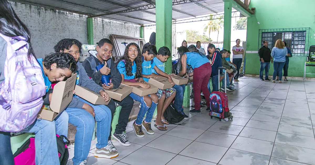 Reme de Corumbá volta às aulas com entrega de kits escolares