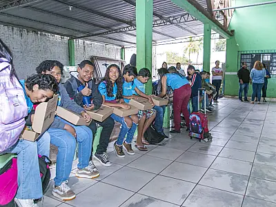 Reme de Corumbá volta às aulas com entrega de kits escolares