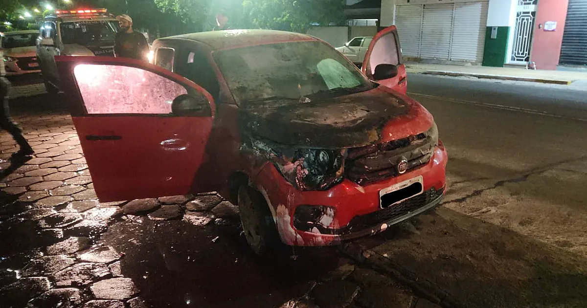 Carro pega fogo no centro de Corumbá